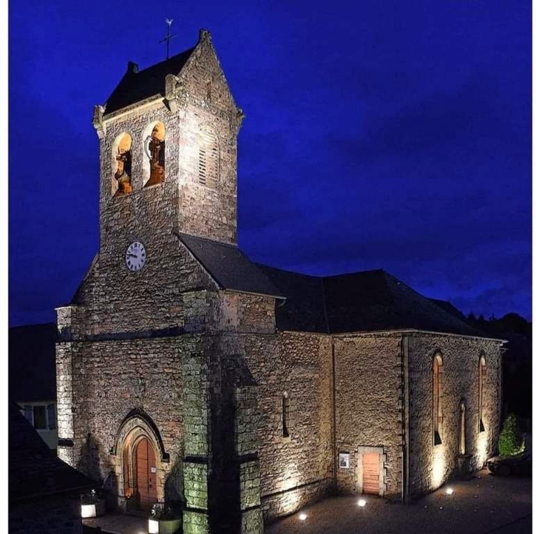 Beynat church at night